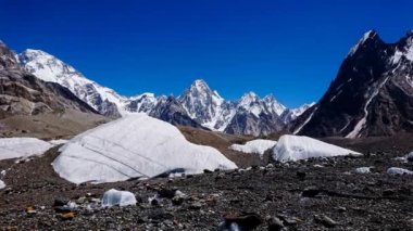 K2 Mont ve Broadpeak dağları Baltoro buzulunun arkasında, K2 Ana Kampı, Pakistan.