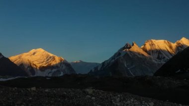 K2 Mont ve Broadpeak dağları Baltoro buzulunun arkasında, K2 Ana Kampı, Pakistan.
