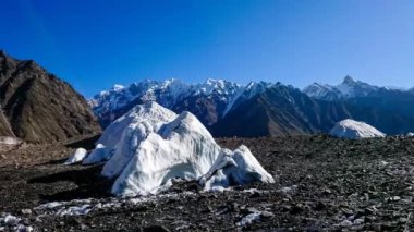 K2 Mont ve Broadpeak dağları Baltoro buzulunun arkasında, K2 Ana Kampı, Pakistan.