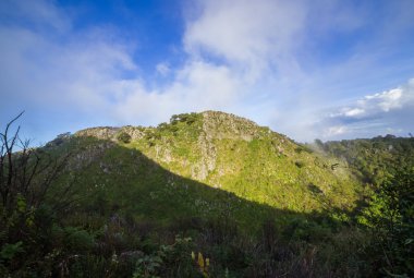 yeşil tepeler ve mavi gökyüzü