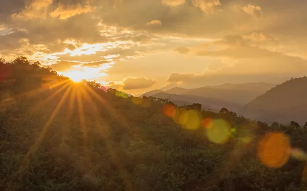 Puesta de sol detrás de montañas — Foto de Stock