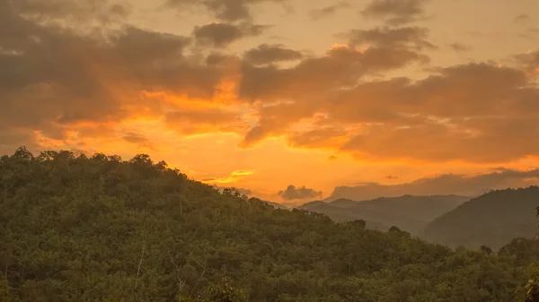 Pôr do sol atrás das montanhas — Fotografia de Stock