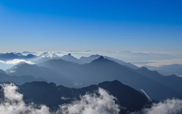晨雾在热带山脉 — 图库照片