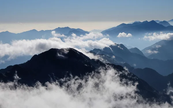 Niebla matutina en la cordillera tropical — Foto de Stock