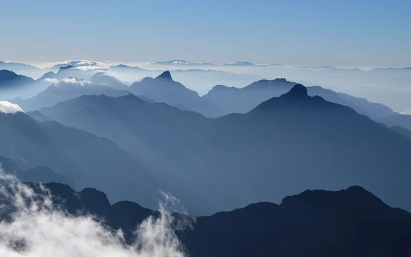 Brume du matin à la chaîne de montagnes tropicales — Photo