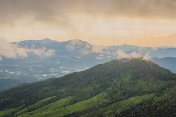 Montagna e nube con luce solare — Foto Stock