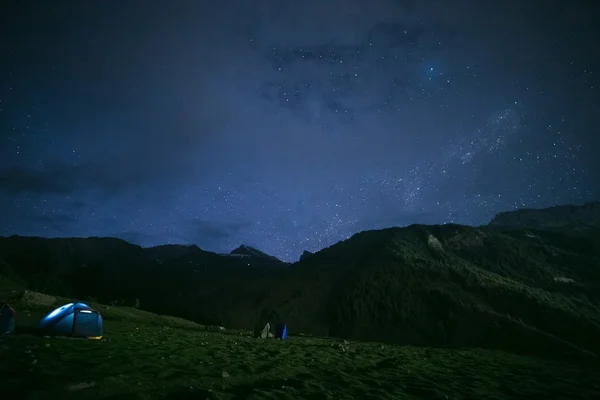 Campo ancho larga exposición foto del cielo nocturno —  Fotos de Stock