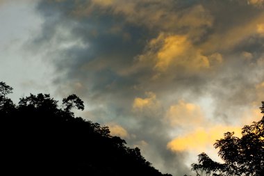 Dağların arkasında günbatımı