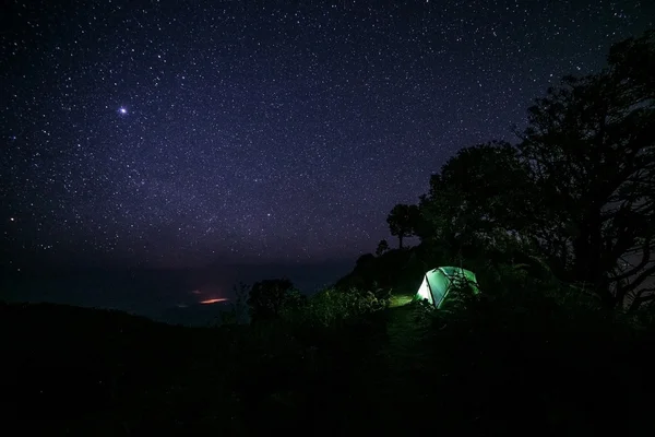 Camping con cielo nocturno —  Fotos de Stock