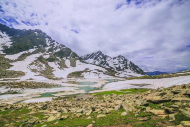 dağ Gölü ve kar