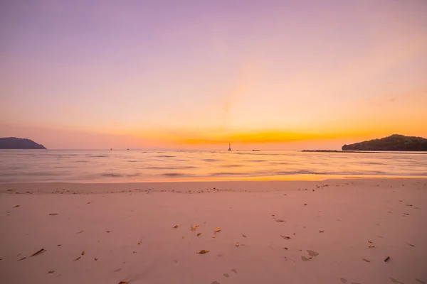 Zonsondergang met de strand en tropische zee — Stockfoto