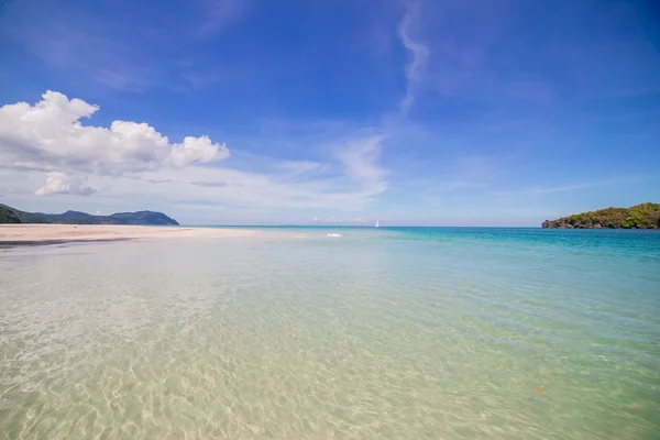 Strand und tropisches Meer — Stockfoto