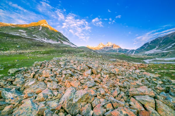 Landschap van de zomer in de bergen. zonsopgang — Stockfoto