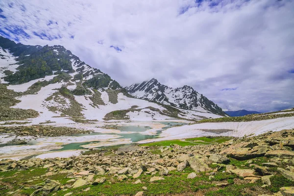 湖和雪的山 — 图库照片