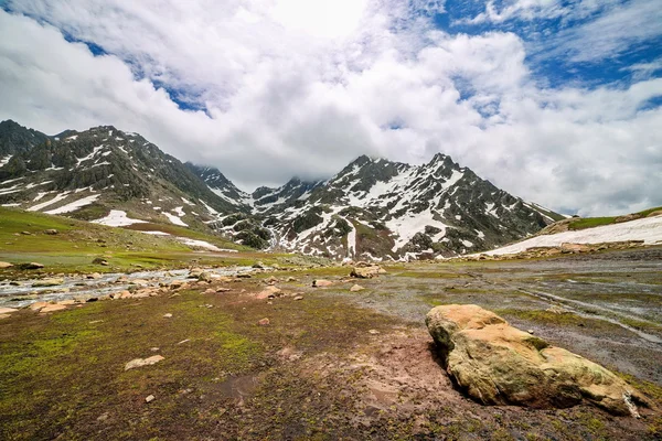 Montaña rocosa — Foto de Stock