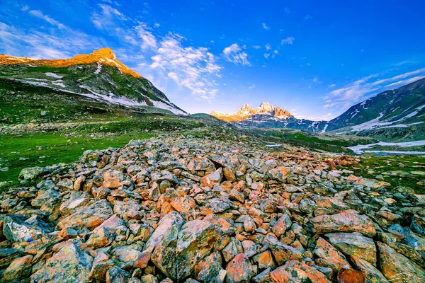 Landschap van de zomer in de bergen. zonsopgang — Stockfoto