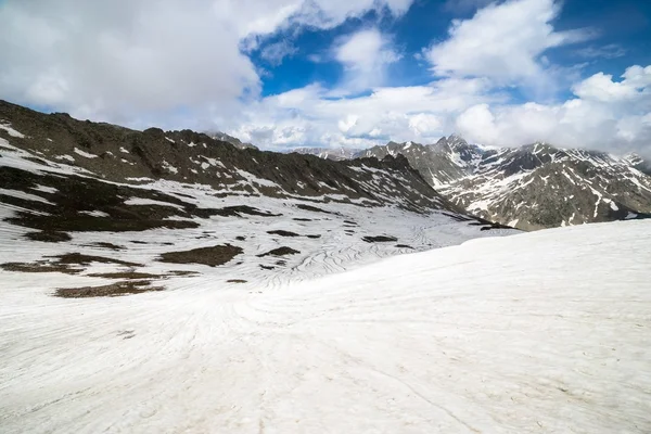 Montañas y campo verde en Jammu y Cachemira — Foto de Stock