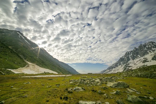 필드 및 높은 산 — 스톡 사진