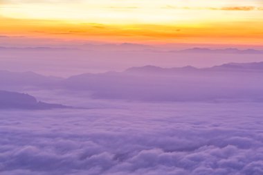 Şafakta renkli bulutlar