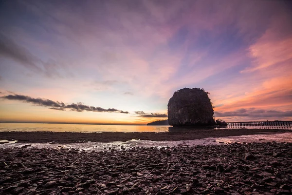 Het strand en tropische zee — Stockfoto