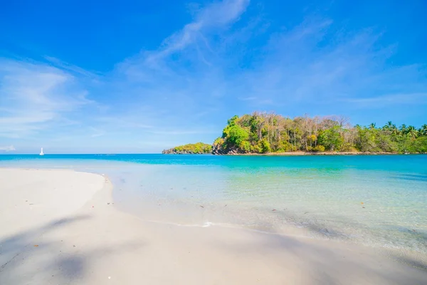 La playa y el mar tropical — Foto de Stock