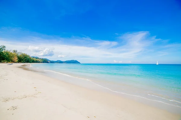 La spiaggia e il mare tropicale — Foto Stock