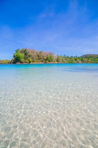 La spiaggia e il mare tropicale — Foto Stock