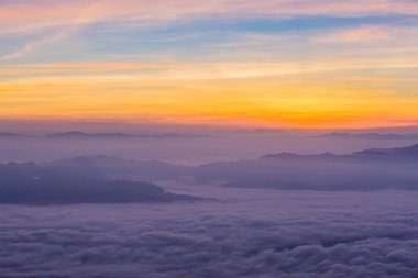 Şafakta renkli bulutlar
