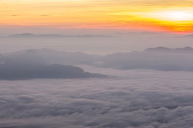 Şafakta renkli bulutlar