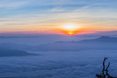 Sunrise sis ile dağların arkasında