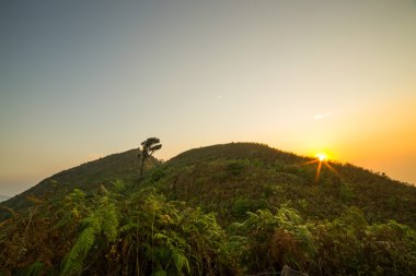 Dağların arkasında günbatımı