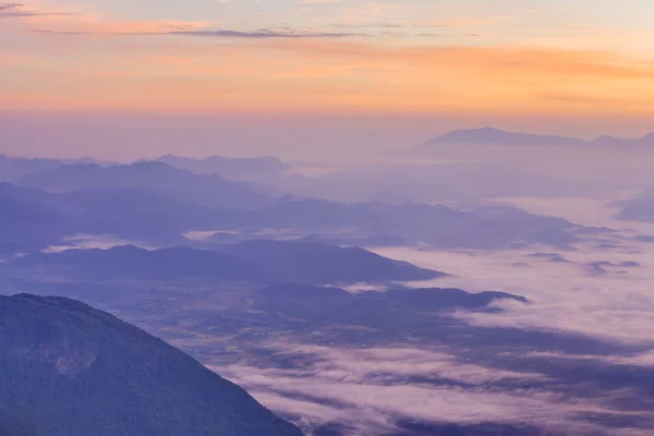 Nuvens coloridas ao amanhecer — Fotografia de Stock