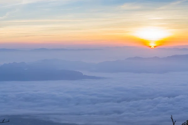 Sonnenaufgang hinter Bergen mit Nebel — Stockfoto