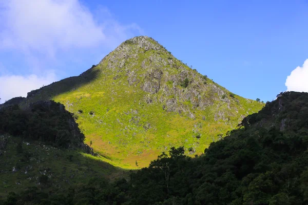 Luz de la mañana sobre la montaña —  Fotos de Stock