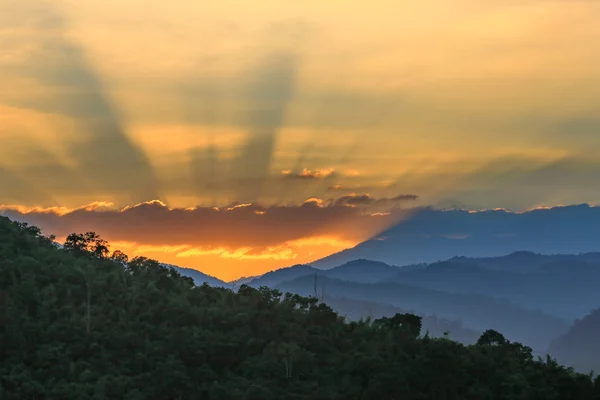 Nubes coloridas al amanecer —  Fotos de Stock