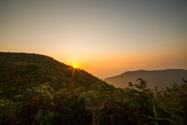 Puesta de sol detrás de montañas —  Fotos de Stock