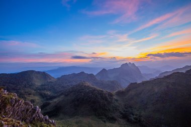 sabah orman ve dağ üzerinde ışık