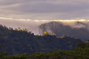 Dağların arkasında günbatımı