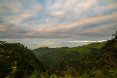 Dağların arkasında günbatımı