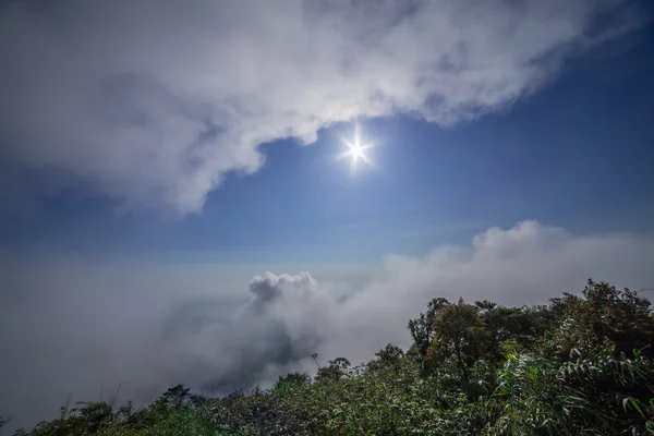 Salida del sol sobre la montaña — Foto de Stock