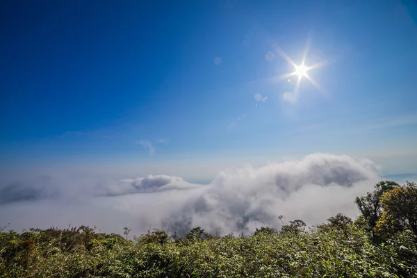 Sonnenaufgang über dem Berg — Stockfoto