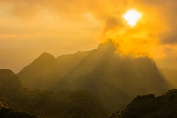 Cahaya pagi di atas Hutan dan Gunung — Stok Foto