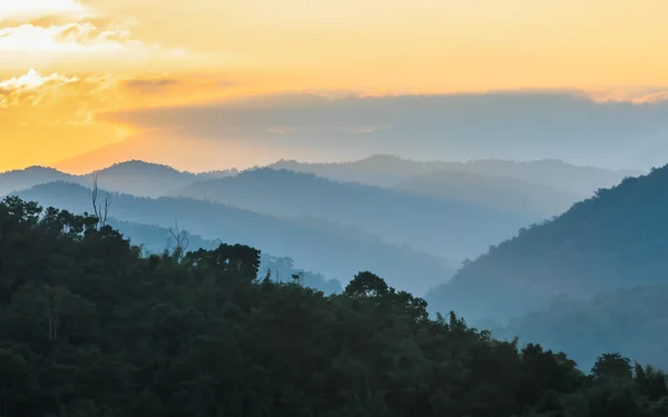 Pôr do sol atrás das montanhas — Fotografia de Stock