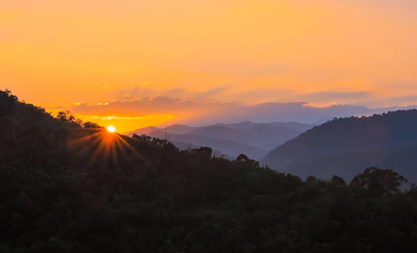 Apusul soarelui în spatele munților — Fotografie, imagine de stoc
