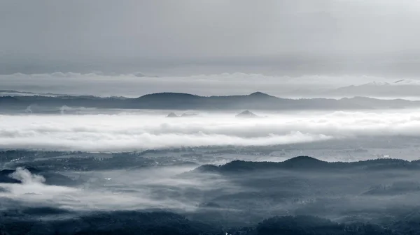 Ranní mlhy v tropické horské pásmo — Stock fotografie