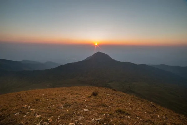 Sonnenaufgang über dem Berg — Stockfoto