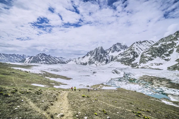 Zugefrorener See mit Berg — Stockfoto