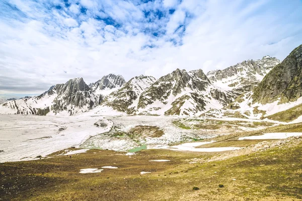 Lago congelado con montaña — Foto de Stock