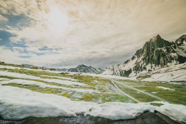 Yeşil alan ve akışı ile kar dağ