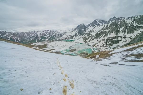 Bevroren meer met berg — Stockfoto